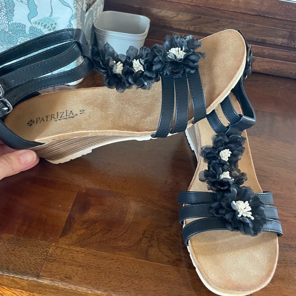 NWOB Patrizia Spring Step Wedge Sandals Size 10 Black With White Flowers Zipper - Picture 9 of 9